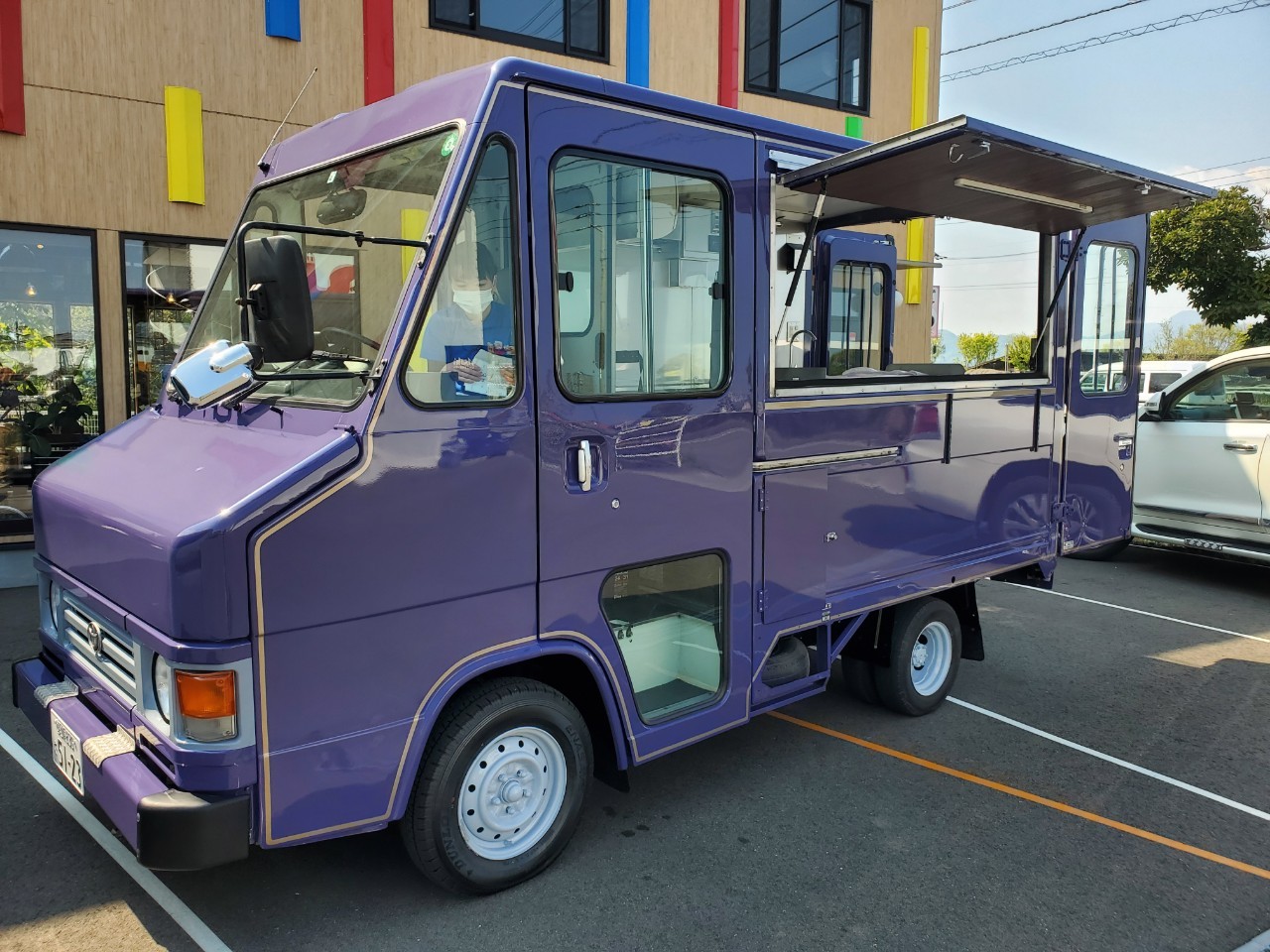 四国愛媛松山でキッチンカーケータリングカーを制作販売致します。
