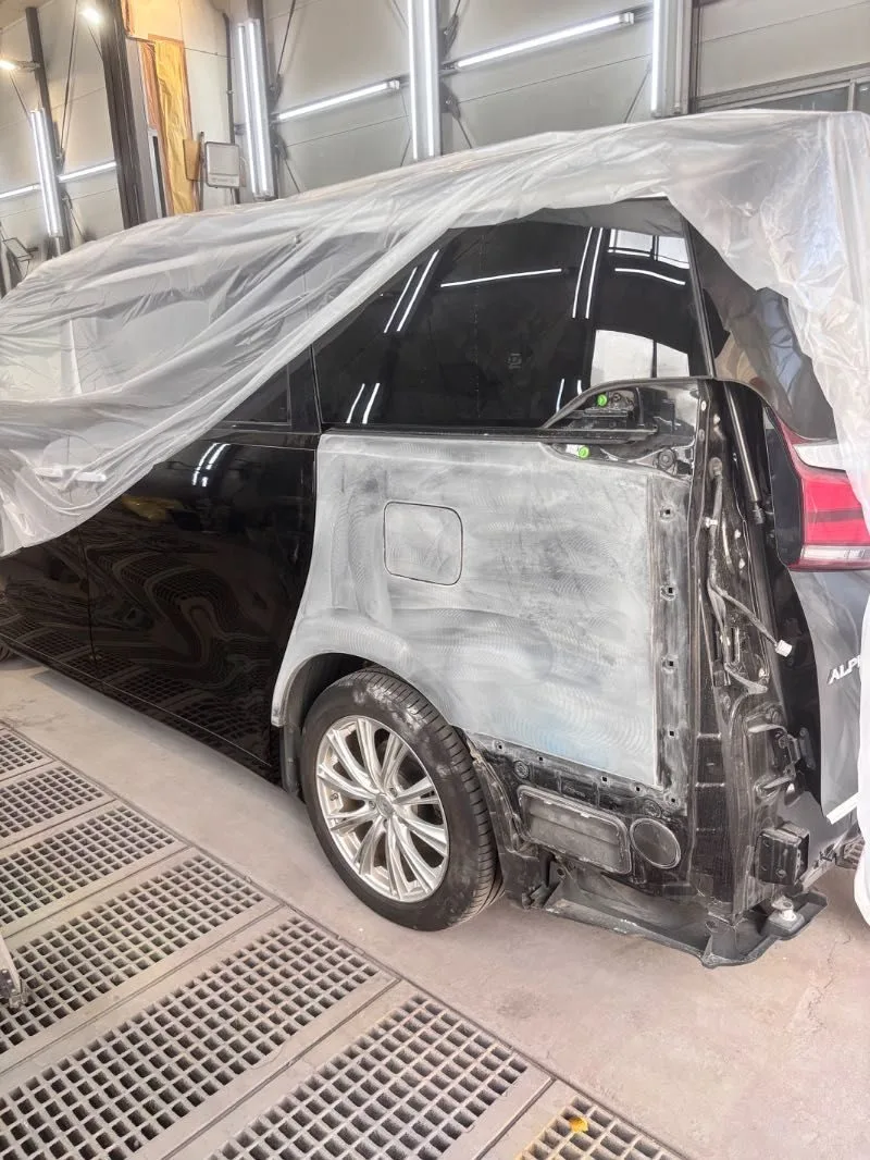 ボディ側のクォーターパネルも、パテで成形し下地を整えていきます。