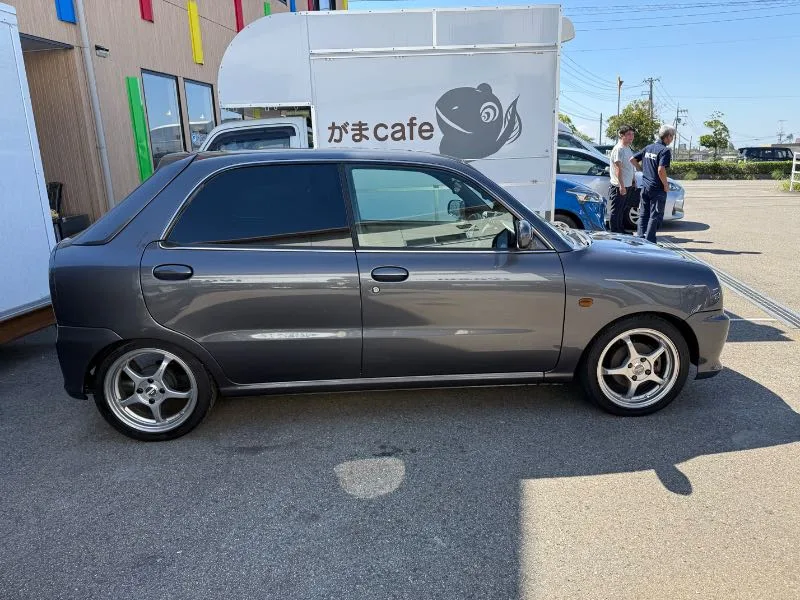 全塗装が完了しました。深みのある輝きが蘇り、新車のような仕上がりです。